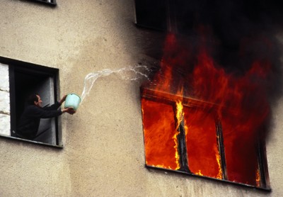 Sarajevo / Bosnia 18 marzo1996. L’ultimo giorno di guerra nel quartiere di Grbavica: una famiglia mista lotta contro le fiamme appiccate alla loro casa da un gruppo di nazionalisti.