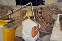 Pulitura del mosaico in laboratorio mediante laser.