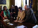 Un momento della firma del protocollo per l'Agenzia casa