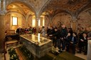 san geminiano preghiere nella cripta al sepolcro del santo.jpg