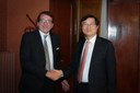 Il sindaco di Modena Gian Varlo Muzzarelli e l'ambasciatore della Repubblica di Corea Jong-Hyun Choi 