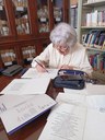 Giulia Napoleone al lavoro in una sala della biblioteca Poletti