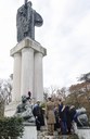 Um momento della cerimonia al monumento ai Caduti