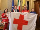 Il sindaco Gian Carlo Muzzarelli con alcuni volontari della Croce Rossa