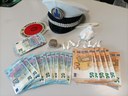 La sostanza stupefacente e il denaro sequestrati dalla Polizia locale di Modena