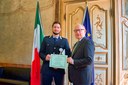 Il procuratore Masini consegna l'attestato all'ufficiale della PL di Modena Fiore