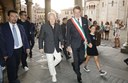 Michael Mann in piazza Grande tra il sindaco di Modena Gian Carlo Muzzarelli e il sindaco di Maranello Luigi Zironi