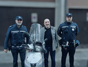 Gli agenti di Polizia locale con lo scooter recuperato e il proprietario