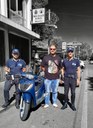 Gli agenti di Polizia locale con lo scooter recuperato e il proprietario