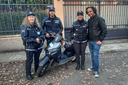 Gli agenti di Polizia locale con lo scooter recuperato e il proprietario