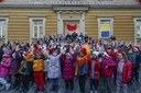 I bambini della scuola festeggiano l'inaugurazione dei nuovi spazi didattici