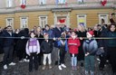 Il momento del taglio del nastro alla scuola De Amicis