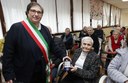 L'assessora Maletti consegna la medaglia della Bonissima a Dina Braglia