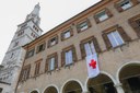 L'emblema della Croce Rossa esposto da Municipio di Modena