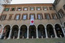 L'emblema della Croce Rossa sul Municipio di Modena