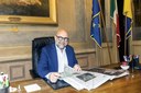 Massimo Mezzetti nell'ufficio del sindaco di Modena