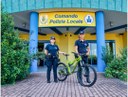 Gli agenti del Comando di via Galilei con la bici recuperata