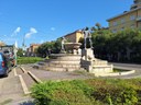 La fontana dei Due Fiumi in Largo Garibaldi dove è in corso l'intervento di pulizia