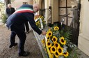 Il sindaco Massimo Mezzetti posa una cesta di girasoli sulla tomba di Luciano Pavarotti