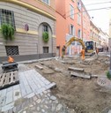 I lavori di ripavimentazione in corso in via Rua Muro